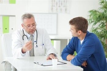 L'urologue consulte un patient atteint de prostatite chronique