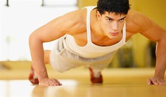 Un homme effectuant un exercice de gymnastique avec une prostatite chronique